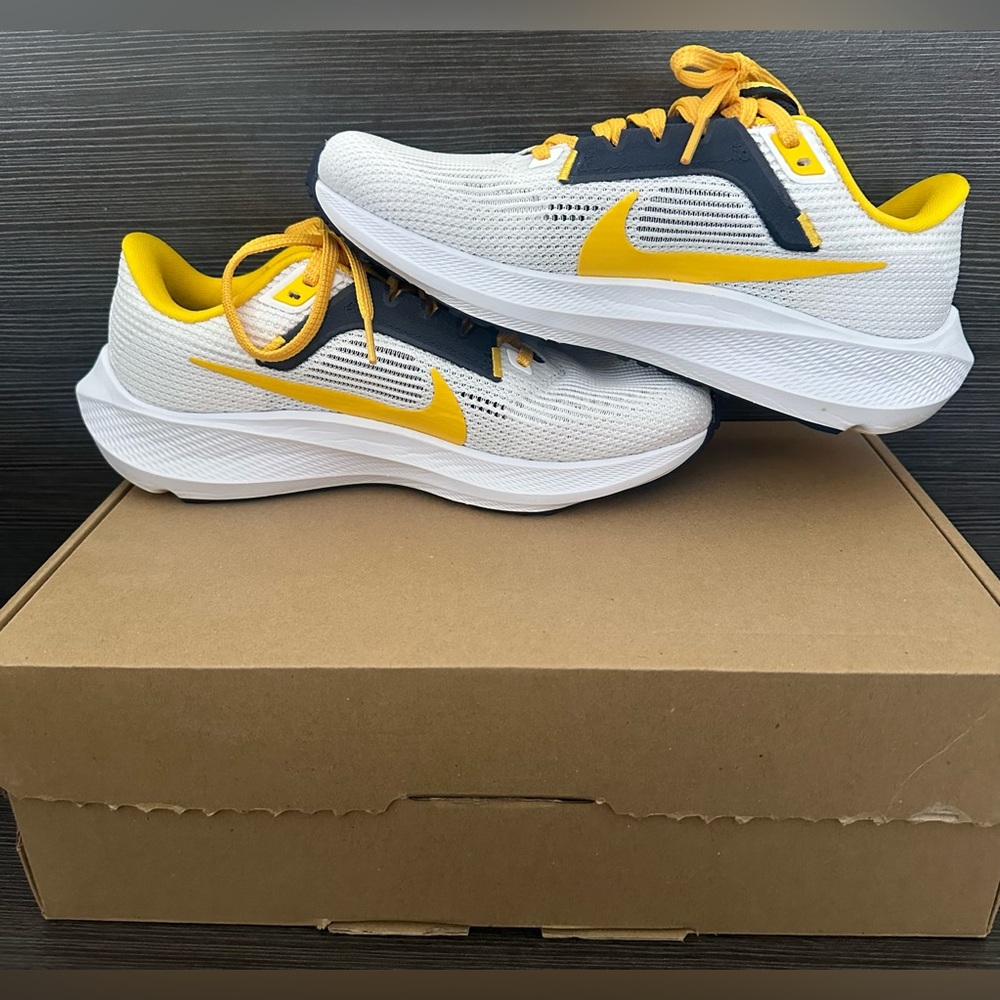 💙Nike Air Zoom Pegasus 40 "Michigan" Running Shoes Size 6.5 W or Men's Size 5💛 - Picture 4 of 14